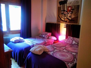 2 chambres, bureau, chambres insonorisées, fer et planche à repasser