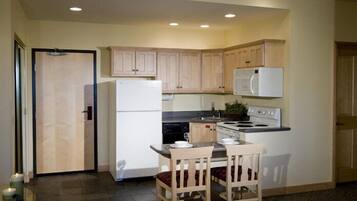 Réfrigérateur, micro-ondes, plaque de cuisson, cafetiÚre/bouilloire