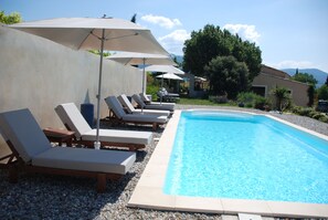 Una piscina al aire libre, una piscina climatizada