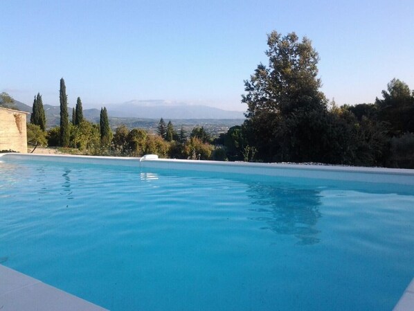 Una piscina al aire libre, una piscina climatizada