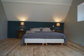 5 habitaciones, escritorio y tabla de planchar con plancha