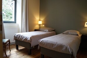 5 makuuhuonetta, työpöytä, silitysrauta/-lauta, vauvan matkasänky
