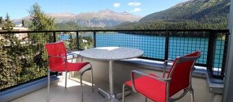 Terraced apartmentbuilding between St.