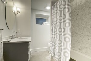 Combined shower/tub, hair dryer, towels, soap - modern garden two bedroom pet friendly (Seattle)