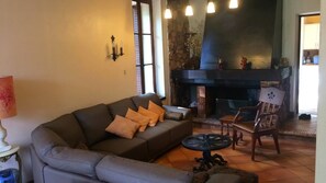 TV connectée, cheminée, lecteur de DVD, table de tennis de table