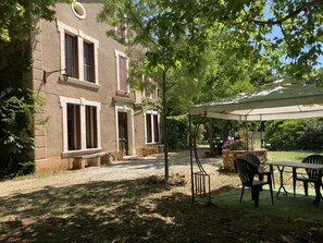 Outdoor dining - Secular Manor: Pool & 2.5ha Estate – Perfect for Families & Friends (Roussillon)