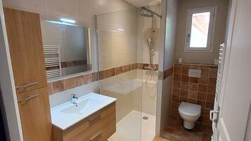 Baignoire, sèche-cheveux, bidet, papier toilette