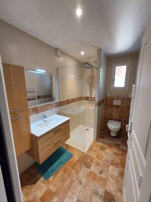 Baignoire, sèche-cheveux, bidet, papier toilette