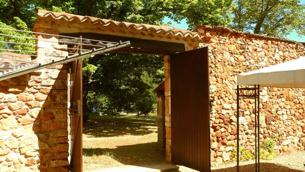 A stone building with an open door and a covered outdoor area. - Secular Manor: Pool & 2.5ha Estate – Perfect for Families & Friends (Roussillon)