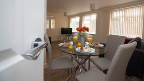 Living area - Above Bar Apartments (Southampton)