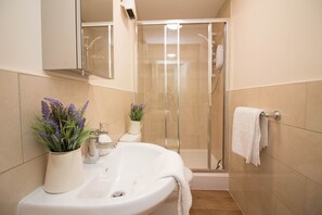 Appartement, plusieurs lits (Apartment 2) | Salle de bain | Douche, articles de toilette gratuits, sèche-cheveux