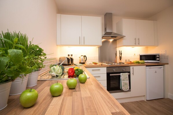 Apartment, 2 Twin Beds (Apartment 3) | Private kitchen | Fridge, microwave, oven, stovetop - Above Bar Apartments (Southampton)