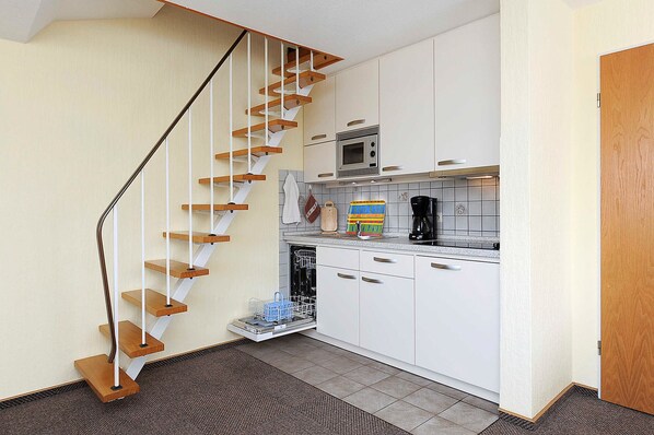 Køleskab, mikrobølgeovn, opvaskemaskine, højstol