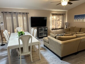 TV connectée, lecteur de DVD, livres, vidéothèque
