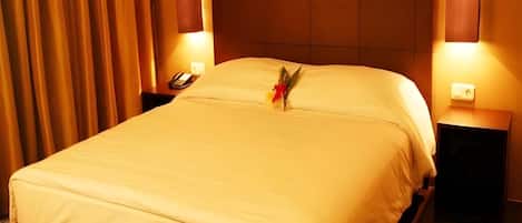 Desk, laptop workspace, free WiFi, bed sheets