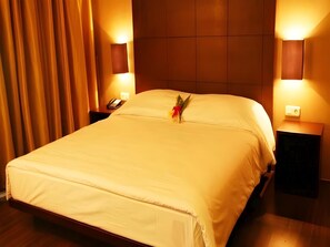 Desk, laptop workspace, free WiFi, bed sheets