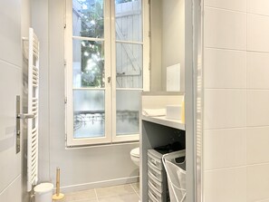 Een douche, handdoeken