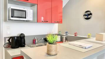 Refrigerador, microondas y cafetera y tetera