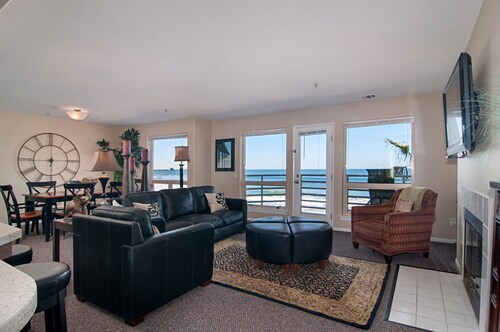 Beautiful Direct Oceanfront Condo in San Diego