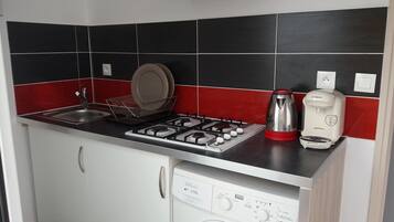 Réfrigérateur, micro-ondes, cafetière/bouilloire, bouilloire électrique