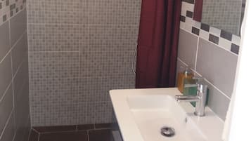 Douche, sĂšche-cheveux, serviettes fournies, savon