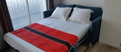 1 slaapkamer, een bureau, geluiddichte muren