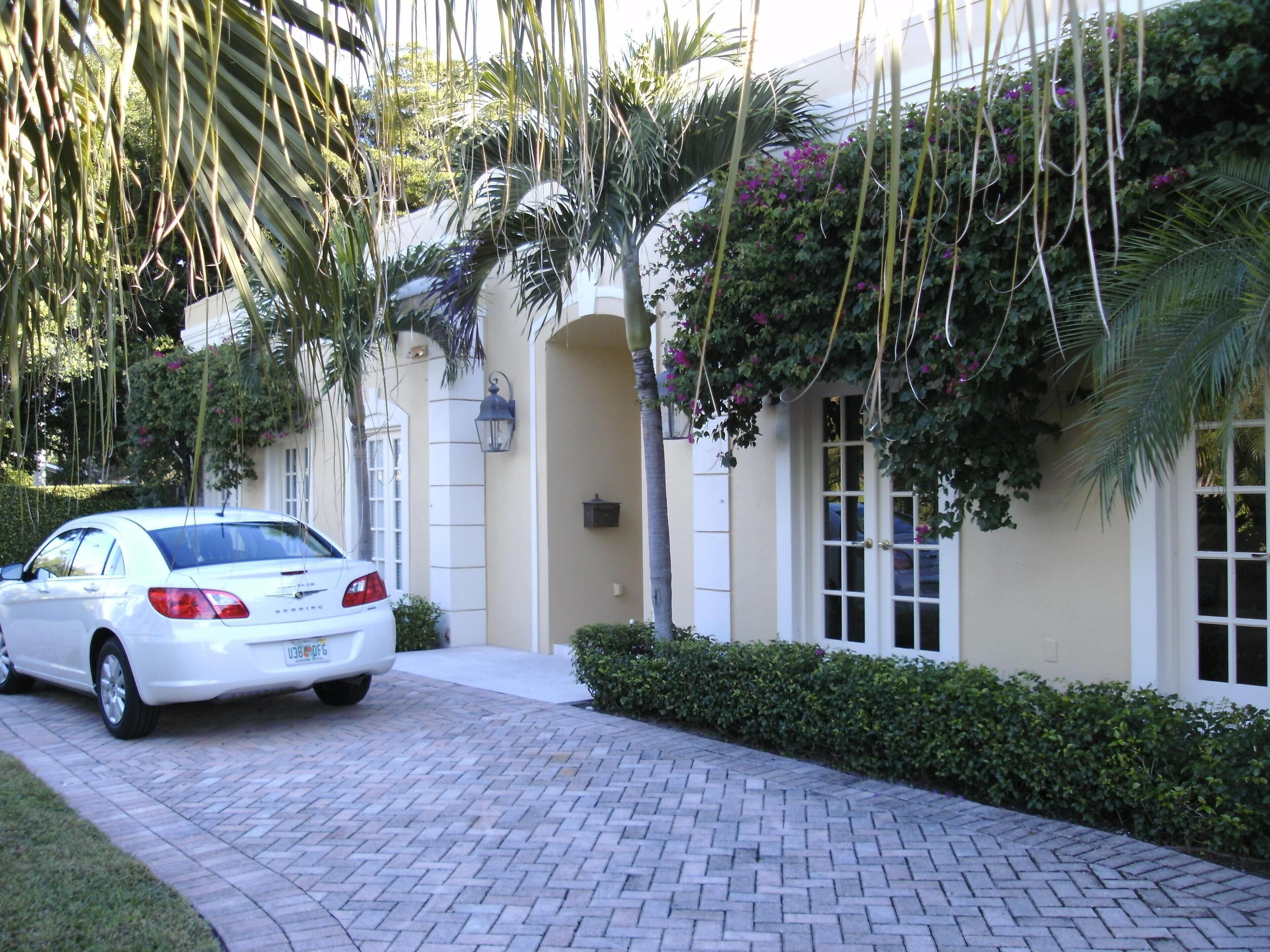 Newly Remodeled 3 Houses to the beach in Olde Naples with heated pool
