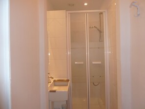 Combined shower/tub, hair dryer - Renovated old house with pool (Aix-en-Provence)