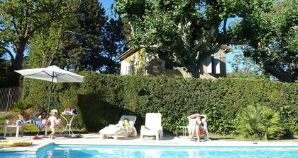 Maison ancienne de charme rénovée avec piscine