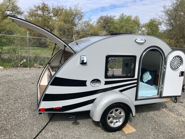 Property grounds - Glamping in a teardrop trailer (San Antonio)