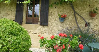 MAISON EN PIERRE TYPIQUE DE LA GASCOGNE A 17 KM D'AUCH AVEC PISCINE CLĂTUREE