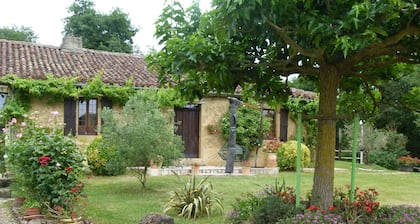 MAISON EN PIERRE TYPIQUE DE LA GASCOGNE A 17 KM D'AUCH AVEC PISCINE CLĂTUREE