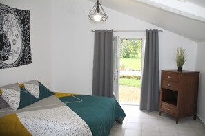 3 bedrooms, iron/ironing board, travel cot, free WiFi - Beautifully restored 2 bedroom house with private pool and barbecue. (Thénac)