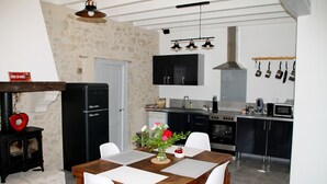 A modern kitchen with a dining area. - Beautifully restored 2 bedroom house with private pool and barbecue. (Thénac)