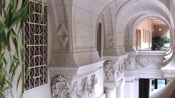 An interior with arched ceilings and ornate moldings. - LOVELY DUPLEX IN A PALACE (Beausoleil)