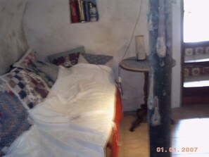 1 habitación, tabla de planchar con plancha y cuna de viaje 