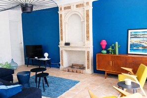 Televisión, chimenea y libros 