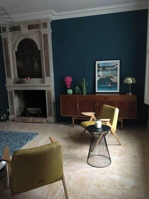 A living room with a fireplace, a sofa, a coffee table, and a painting on the wall. - Large house #6 bedrooms #Near Amboise/Tours (Mosnes)