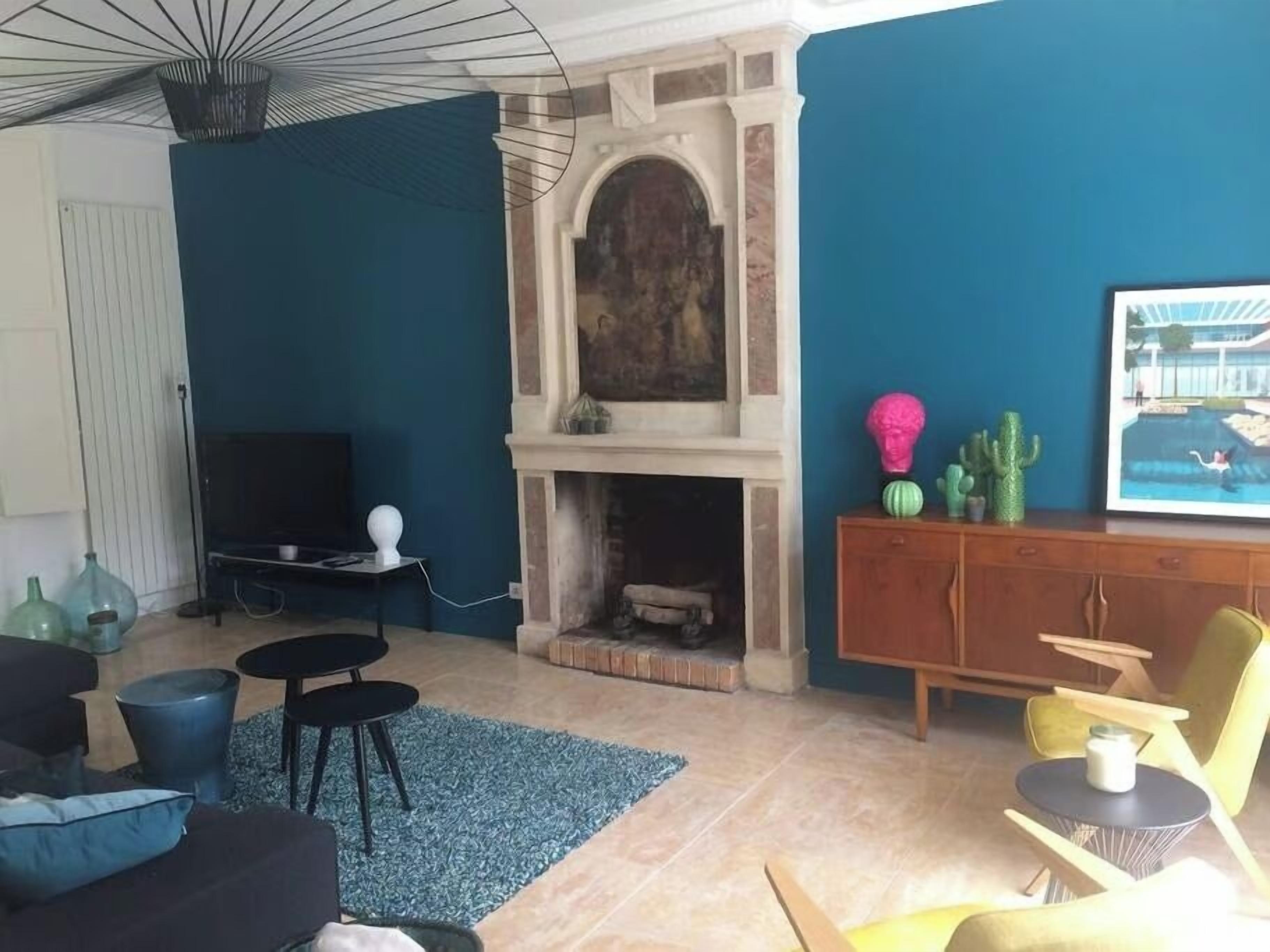 Fernseher, Kamin, Bücher