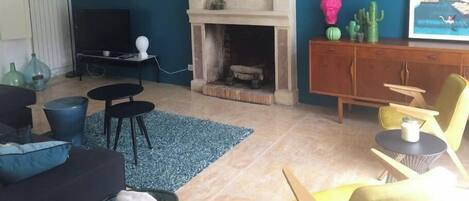 Fernseher, Kamin, Bücher