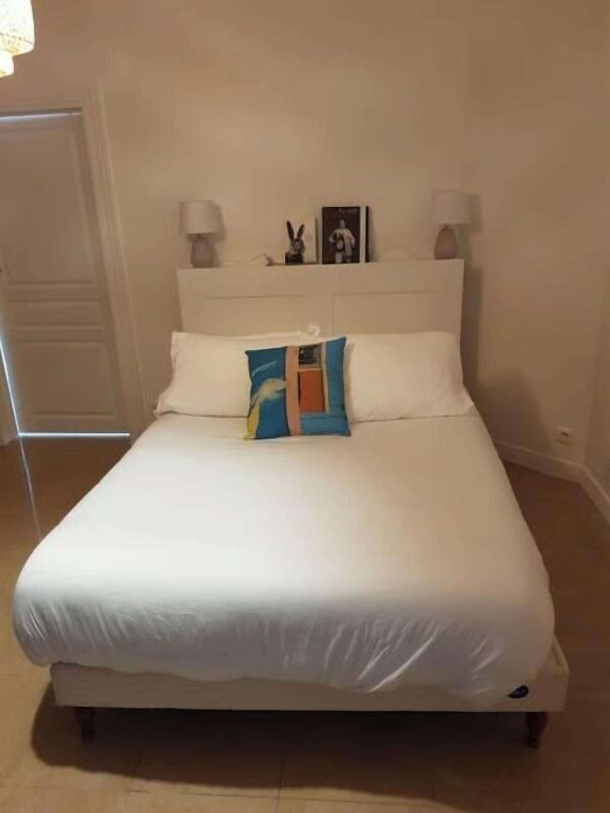 6 bedrooms, desk, free WiFi, bed sheets