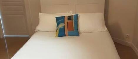 6 bedrooms, desk, free WiFi, bed sheets