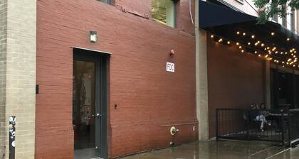 Situé au centre 2 chambres 2 salles de bain. 6 couchages Excellente vue sur la place du marché