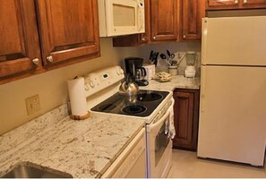 Kjøleskap, mikrobølgeovn, ovn og kokeplater