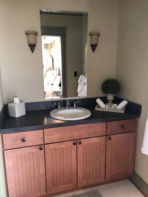 Ducha y bañera combinadas, secador de pelo, toallas y papel higiénico