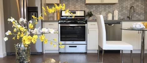Refrigerador, microondas, horno y parrilla de estufa