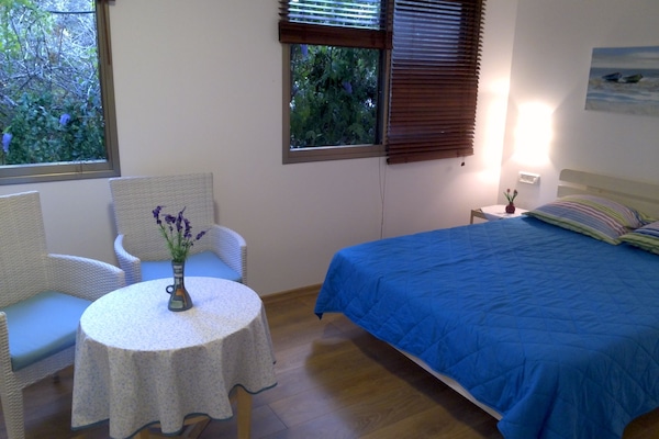 The blue unit. double bed. Flat screen cable tv, Free wifi.