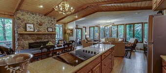 Tally-Ho- Walk to Downtown- 50 Amp EV Charger!!