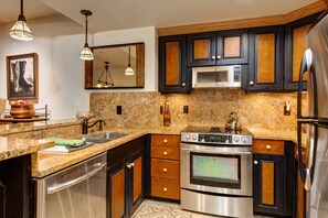 Een koelkast, een magnetron, een oven, een kookplaat