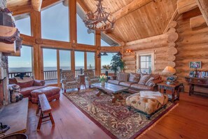 Una Smart TV, una chimenea, un futbolín